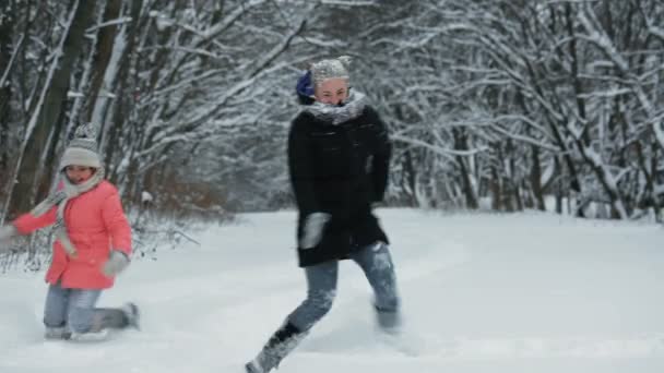 Jugando con nieve en el parque — Vídeo de stock