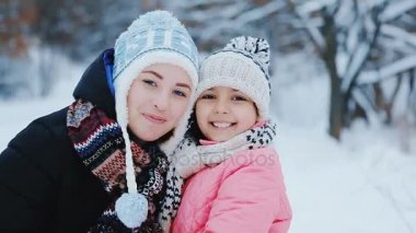 Gülümseyen iki kız kardeş