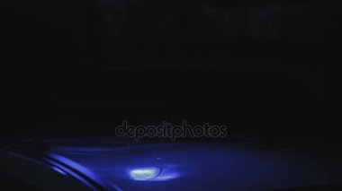 Polis yanıp sönen gece şehir ışıkları.