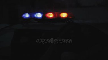 Polis yanıp sönen ışıklar. Kırmızı ve mavi