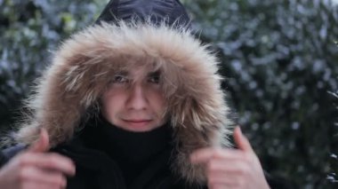 Mutlu gülümseyen adam açık havada bir kürk Hood