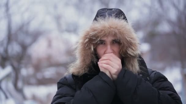 Männerhände warm in der Kälte — Stockvideo