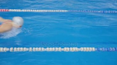 Yüzücü hızlı bir şekilde üstesinden parça