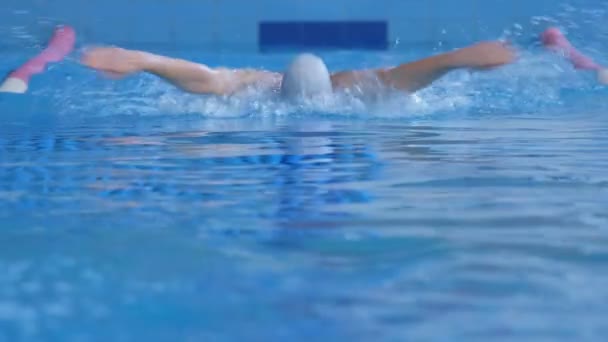 Nadador profissional realizando — Vídeo de Stock