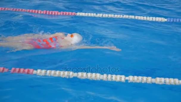 女孩在红色泳衣的运动员 — 图库视频影像