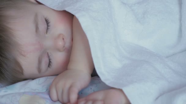 Ritratto di un bambino addormentato nel letto bianco — Video Stock