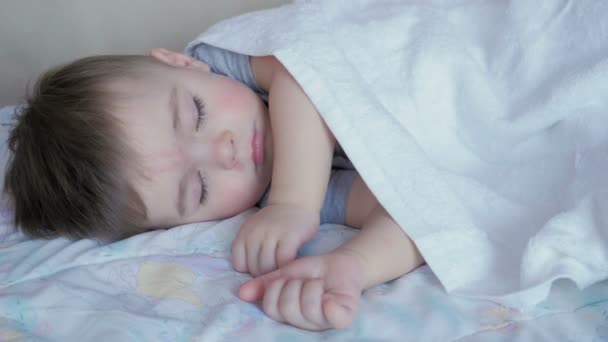Baby pojke 2 år gamla sover i babysäng — Stockvideo