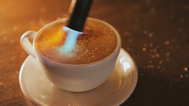 Barista förbereder Latte Art — Stockvideo