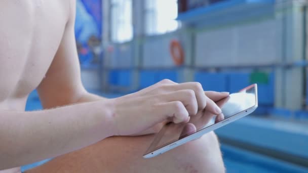 Man athlete swimmer use digital tablet — Stock Video