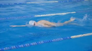 Sporcular havuzu yüzücüler eğitimli