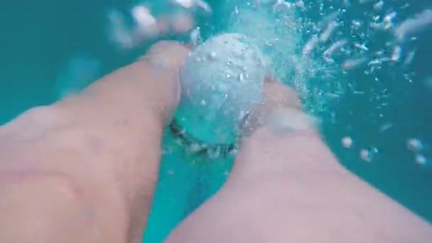 Joven atleta hombre nada en la piscina — Vídeos de Stock