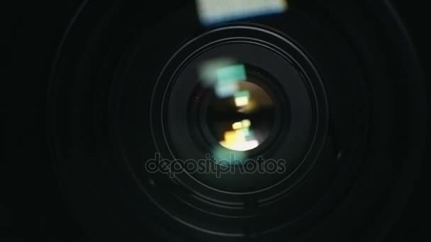Reflexión de la lente de cámara. Lente de color llamarada — Vídeo de stock