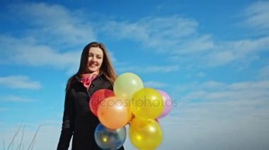 neşeli kız renkli balonlarla oynamaktan