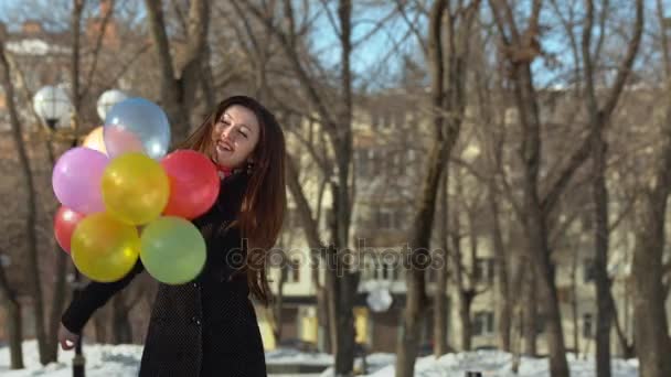 Mujer jugando con globos de colores . — Vídeo de stock