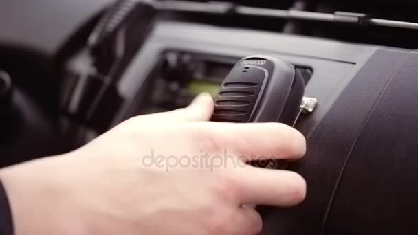Полицейский с помощью радиостанции — стоковое видео