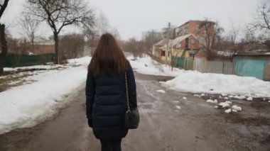 Hırsız kız bir çanta çeker.