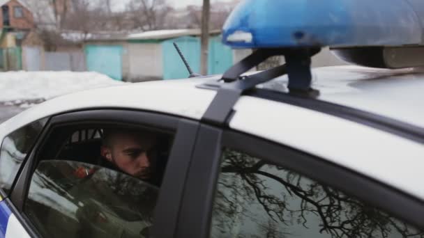 El delincuente está sentado en un coche de policía . — Vídeo de stock