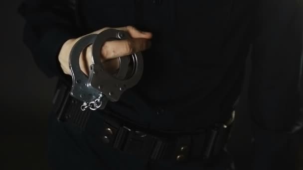 В руках людини наручники — стокове відео