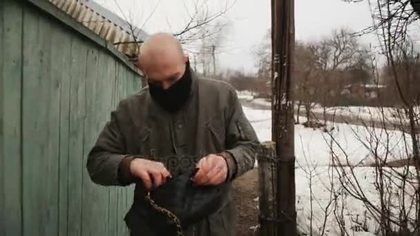 De dief trekt uit een zak met de gestolen portemonnee — Stockvideo