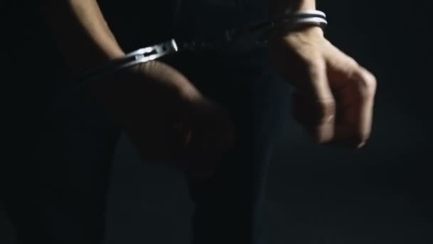 Руки чоловіка в наручниках — стокове відео