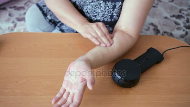 女性は、彼女の手にこすりクリームを高齢者 — ストック動画