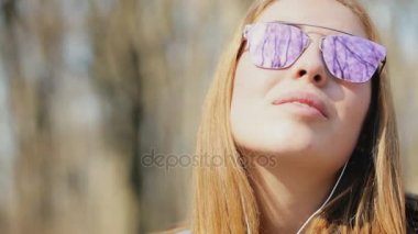 Güneş gözlüklü genç bir kız portresi