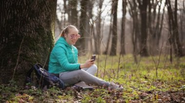 Parkta Smartphone ile genç genç öğrenci