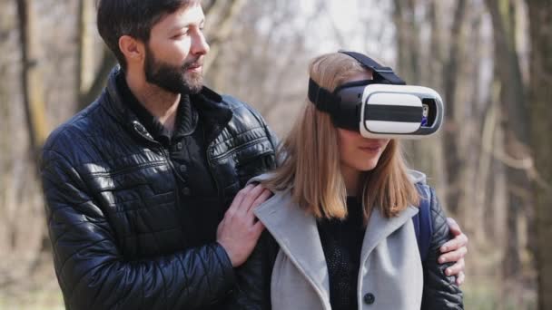 Mladá žena v virtuální brýle rozhlédne — Stock video