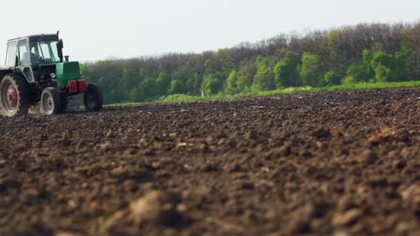 Tratores que preparam a terra para sementeira — Vídeo de Stock