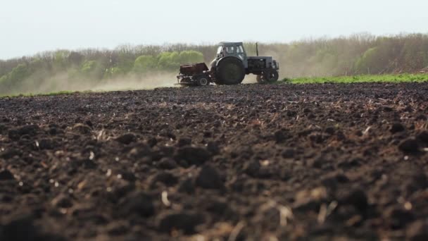 Agricultor sembrando un campo lleno de tractor — Vídeos de Stock