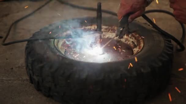 Fermer Réparation de roues de tir. Pièces de soudage — Video