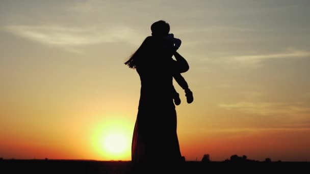 Criança feliz corre para as mãos da mãe — Vídeo de Stock