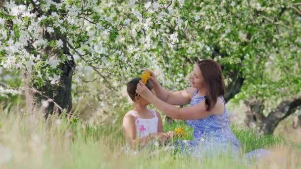 Mutter und Tochter flechten Kränze aus Blumen — Stockvideo