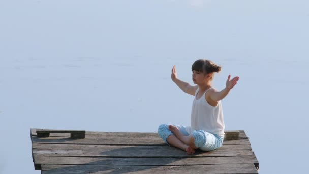 Het meisje van 9 jaar houdt zich bezig met Yoga — Stockvideo