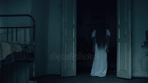 Fantasma de pé na porta — Vídeo de Stock