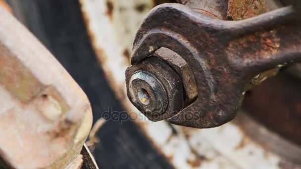 Mecánico apretando los tornillos. Piezas oxidadas — Vídeos de Stock