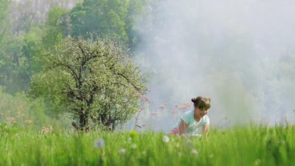 Chica joven corriendo con red de mariposa — Vídeos de Stock