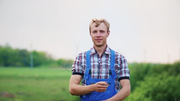 Retrato de un hombre campesino feliz en la naturaleza — Vídeo de stock