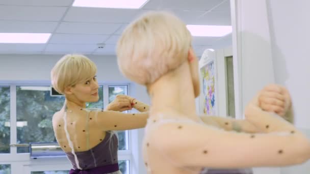 Blonde mignonne essaie une nouvelle robe — Video