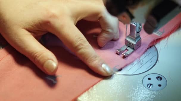 Mujer trabajando en un proyecto de costura — Vídeos de Stock