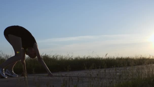 Una joven corriendo por la mañana — Vídeo de stock