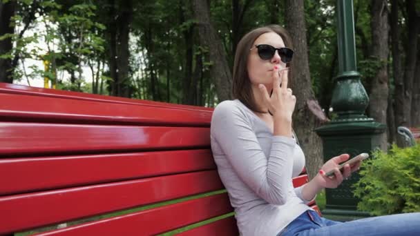 Junges hübsches Mädchen raucht Zigarette — Stockvideo