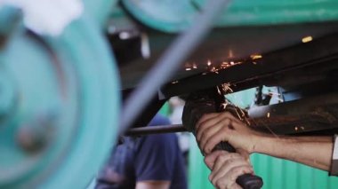 Metal konstrüksiyon ile bir Daire Testere Bileme çalışan