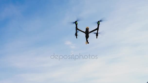 Quadrocopter fliegt in den blauen Himmel. — Stockvideo