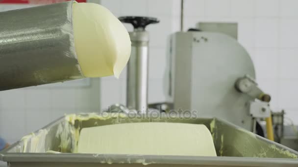 Manteiga está derramando do tubo — Vídeo de Stock