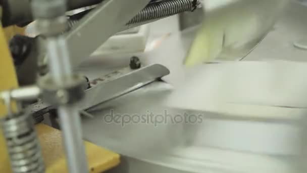 Maskinen packar smöret — Stockvideo