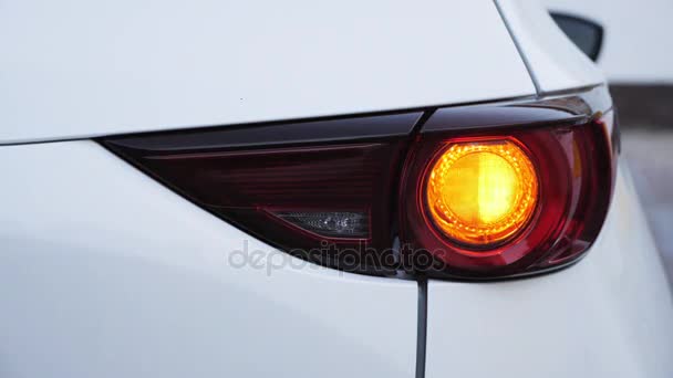 Scheinwerfer Moderner Autoblitze Weißer Autoscheinwerfer Nahaufnahme Gelbes Blinklicht — Stockvideo