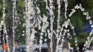 Su jeti ağır çekim. Su damlaları ve sinek bir havada su sıçramalarına. Çalışma, Şehir Parkı çeşme yavaş mo görüntüleri.