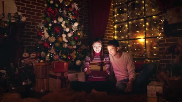 Рождественский Подарок Супружеская Пара Открывает Коробку Подарком Яркий Свет Коробки — стоковое видео