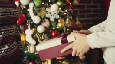 tatil, hediyeler, Yılbaşı ve kutlama kavramı - Noel hediye kutusu almak ve vermekle eller
